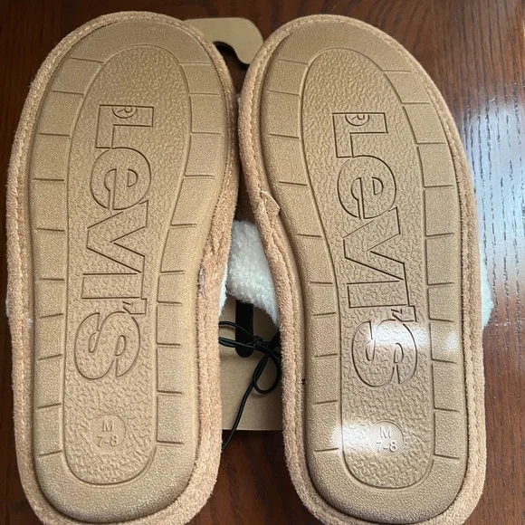 New Levi’s women’s slippers size 7-8 - Picture 3 of 3
